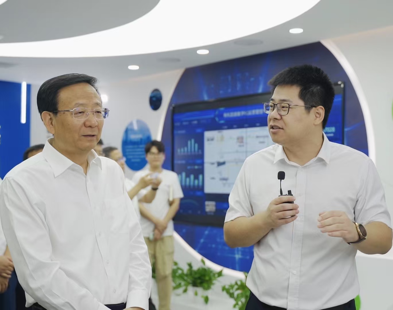 2023年9月22日，車向前為江蘇省副省長介紹魯控科技發展情況（右）.jpg
